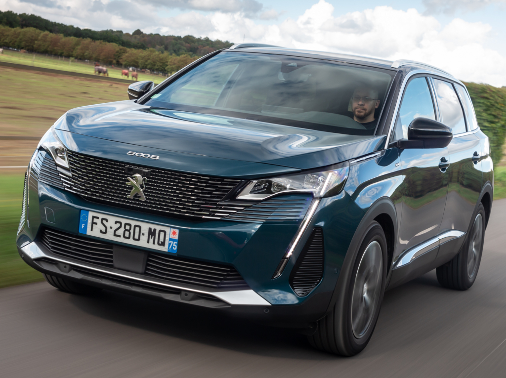 Peugeot 5008 llega con nuevos retoques.