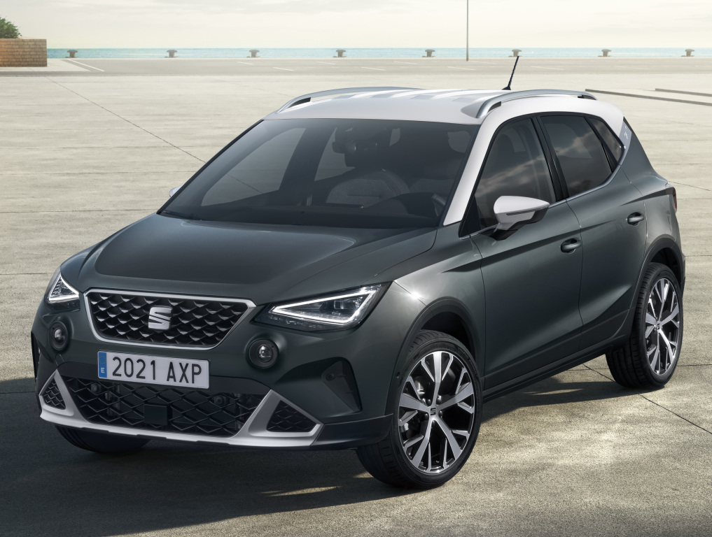 El SEAT Arona se actualiza con retoques estéticos y más tecnologías.