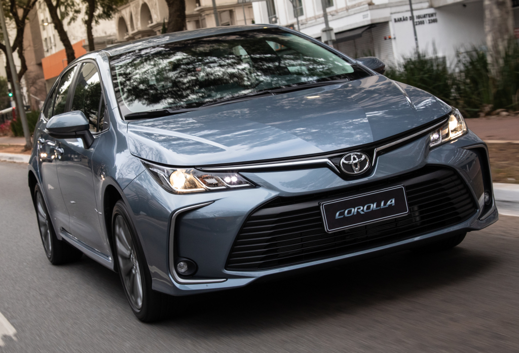 El Toyota Corolla suma versiones con caja manual en Colombia