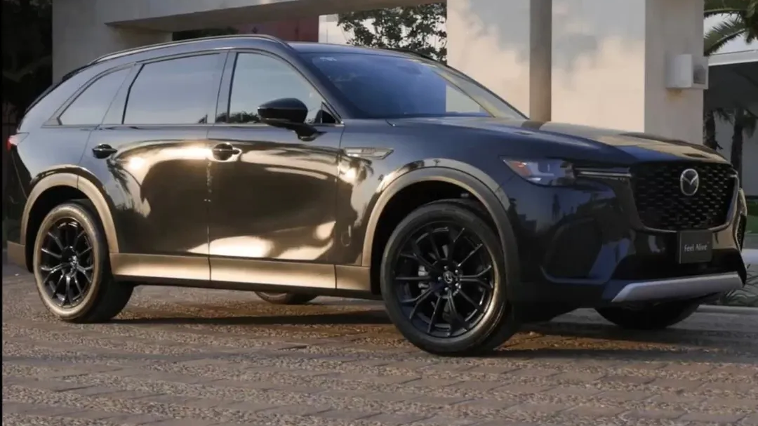Mazda recibe a James Rodriguez en Mexico con una CX-70