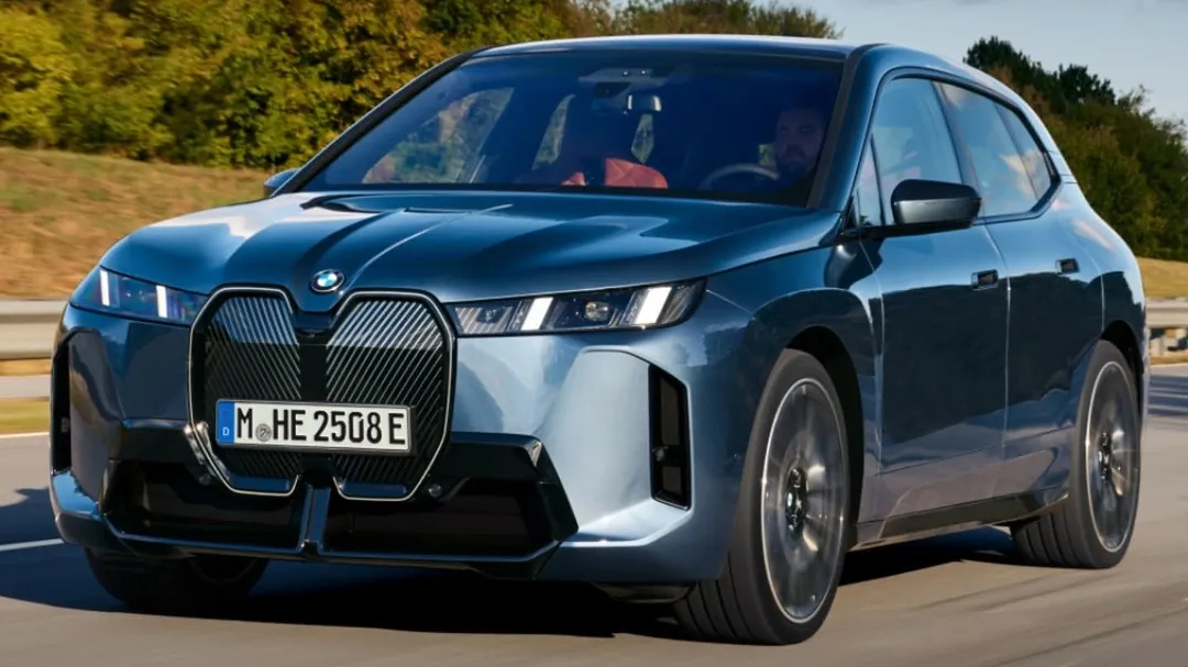 El BMW iX actualiza su imagen, gana potencia y sube su autonomia