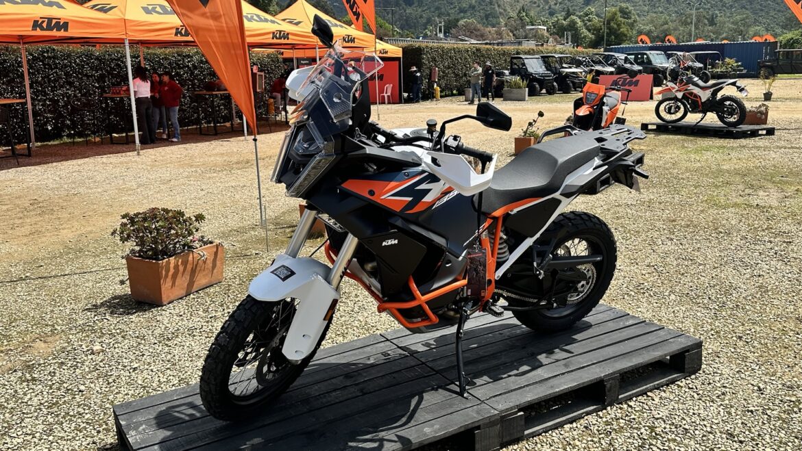 KTM 1390 SUPER ADVENTURE 2026 ya está en Colombia: tres versiones, más tecnología y estreno del sistema AMT