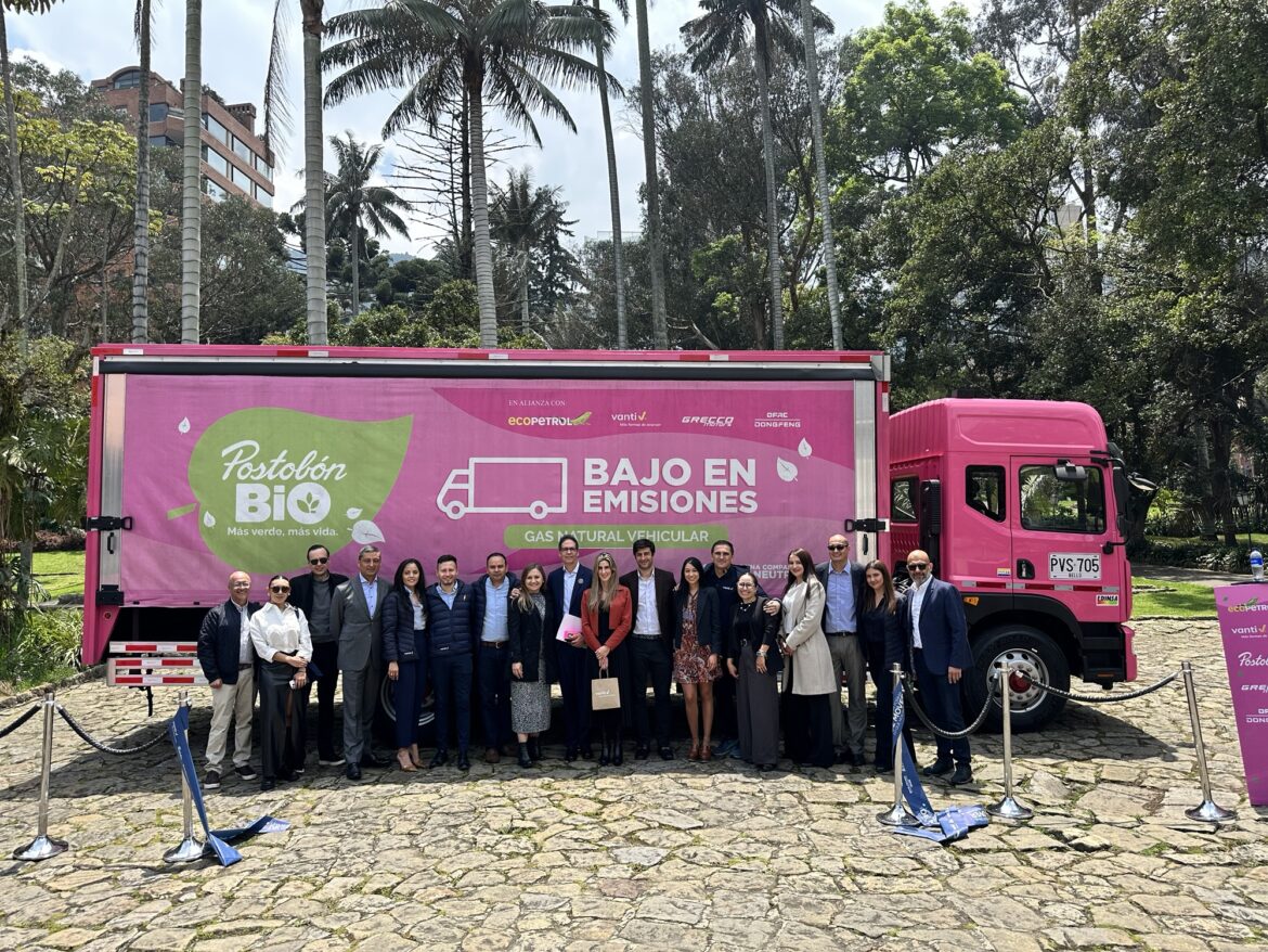 Postobón pone a rodar el primer camión de reparto urbano a gas natural en Colombia