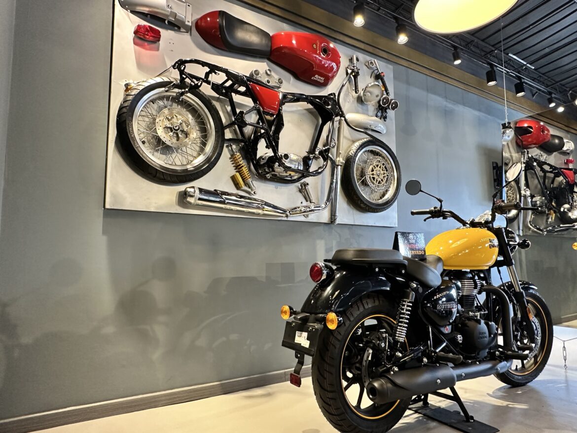 Royal Enfield refuerza su presencia en Bogotá con la renovación de su vitrina en Normandía