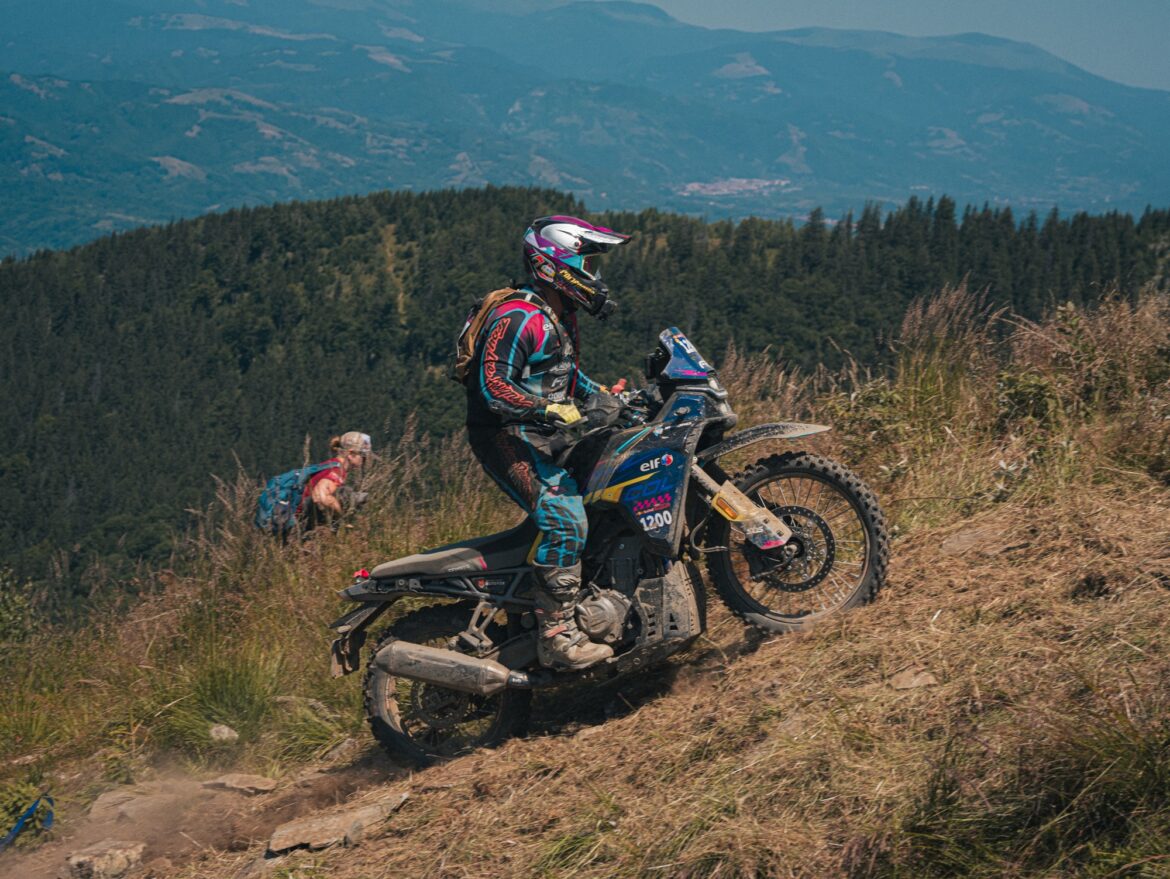 Daniel Fernández protagoniza una remontada épica en el Red Bull Romaniacs 2026 tras dos fuertes caídas